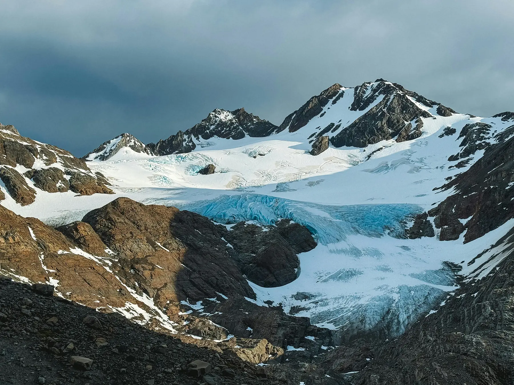 Cairns marking the route across the glacial moraine on the Huemul Circuit