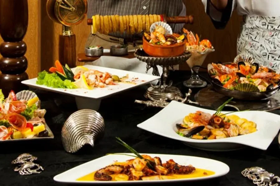 A generous seafood plate representative of Cantina El Náutico