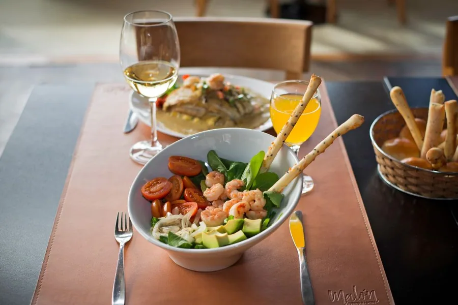 Drinks and casual food representative of a waterfront evening at Malón
