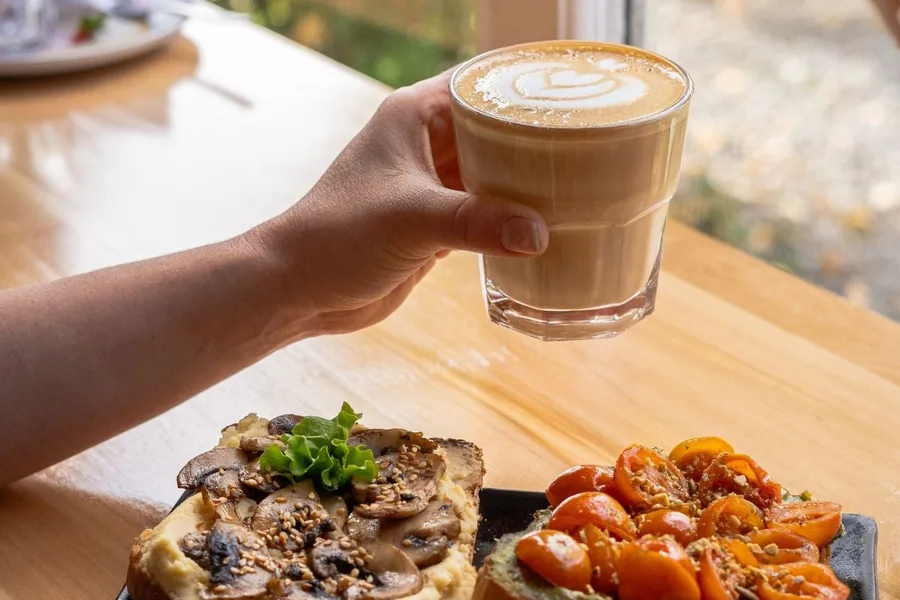 Coffee and light food representative of a specialty café in Puerto Natales