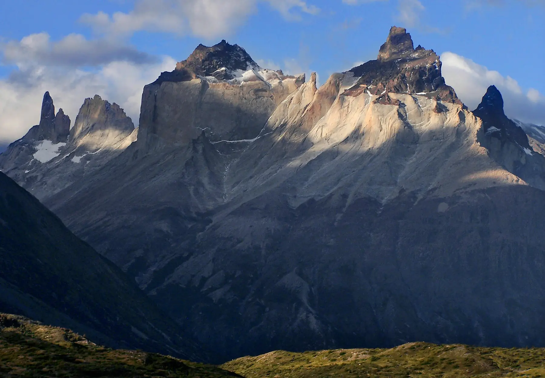 The French Valley amphitheatre framed by hanging glaciers.